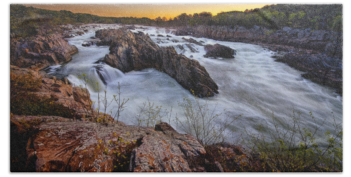 Dawn Bath Towel featuring the photograph Potomac Rush by Neil Shapiro