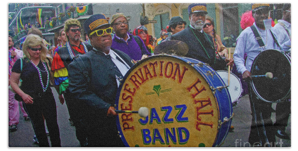 Mardi Gras Day Photo Bath Towel featuring the photograph New Orleans Jazz Band by Luana K Perez