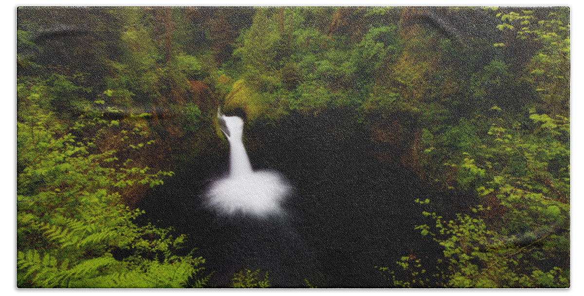 Water Hand Towel featuring the photograph Punchbowl Morning by Darren White