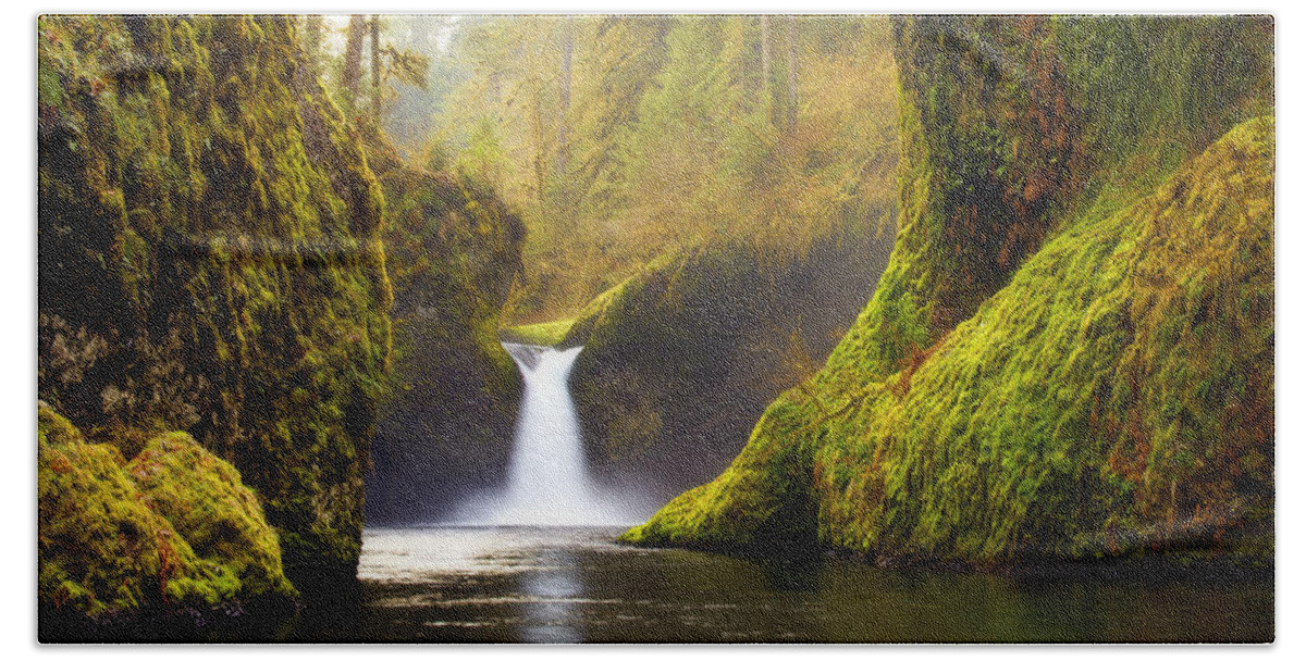 Lush Hand Towel featuring the photograph Punchbowl Pano by Darren White