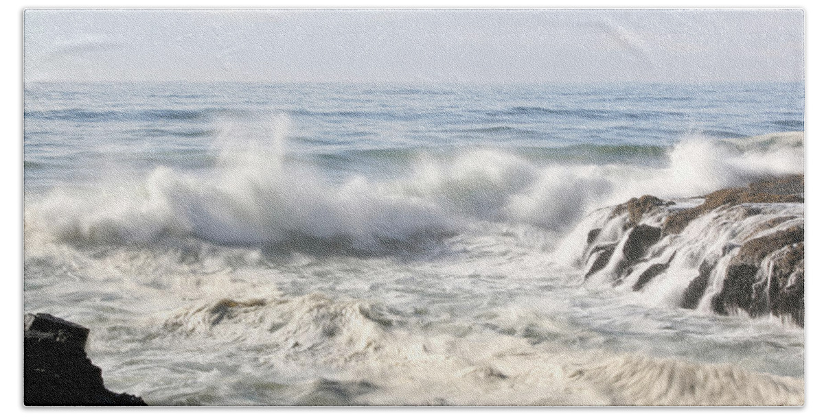 Cape Perpetua Bath Towel featuring the photograph Ravishing Waves At Cape Perpetua by Athena Mckinzie