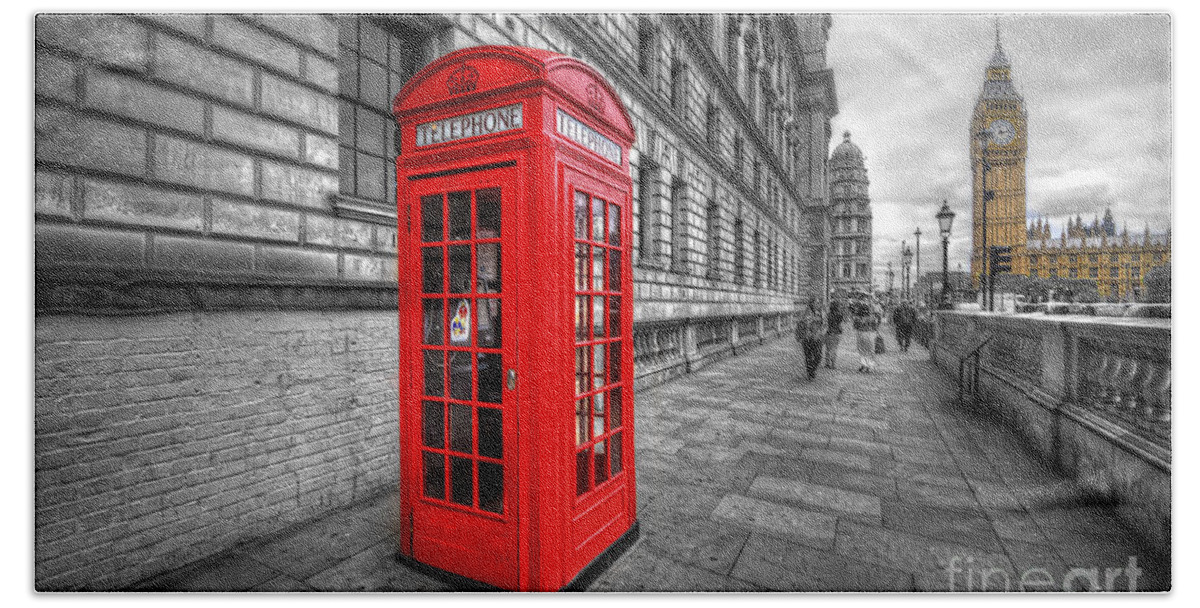 Yhun Suarez Bath Towel featuring the photograph Red Phone Box And Big Ben by Yhun Suarez