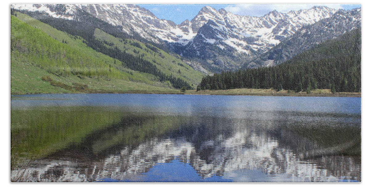 Piney Lake Hand Towel featuring the photograph Reflection Of Beauty by Fiona Kennard