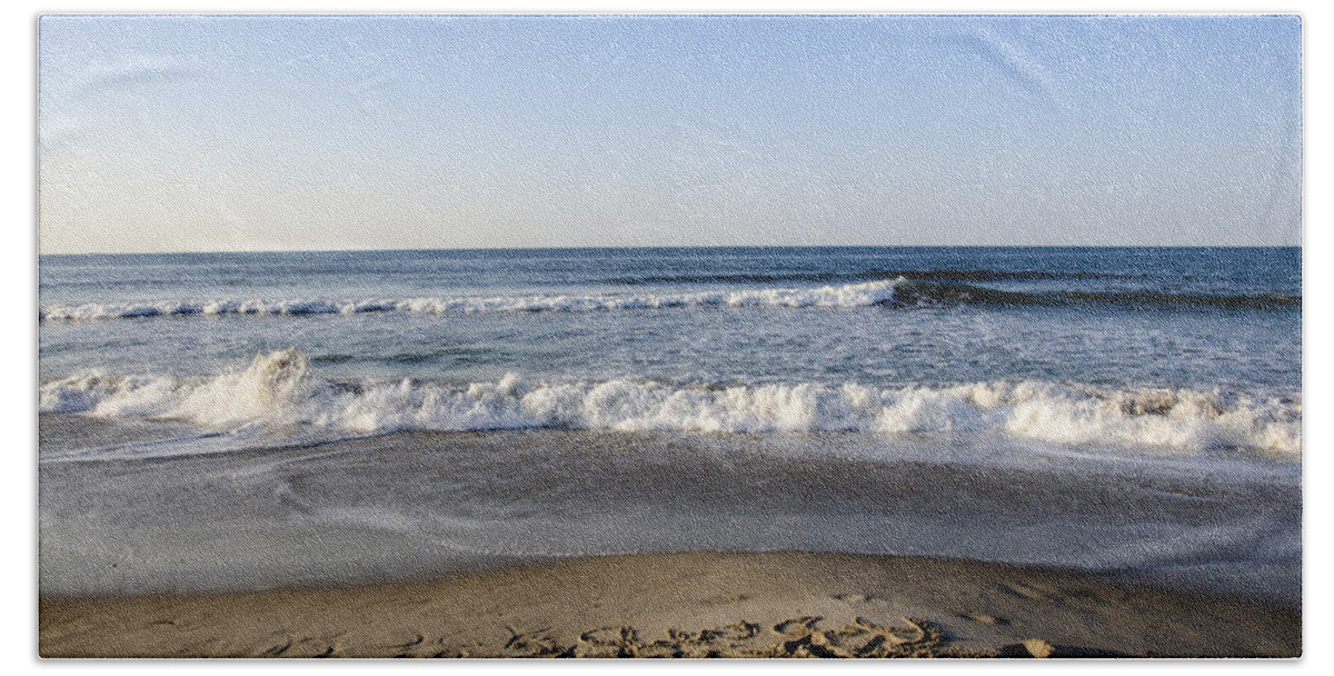 Rockaway Beach Bath Towel featuring the photograph Rockaway Beach Morning Shoreline by Maureen E Ritter