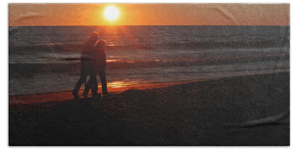 Sunset Bath Towel featuring the photograph Romancing by Suzanne Gaff