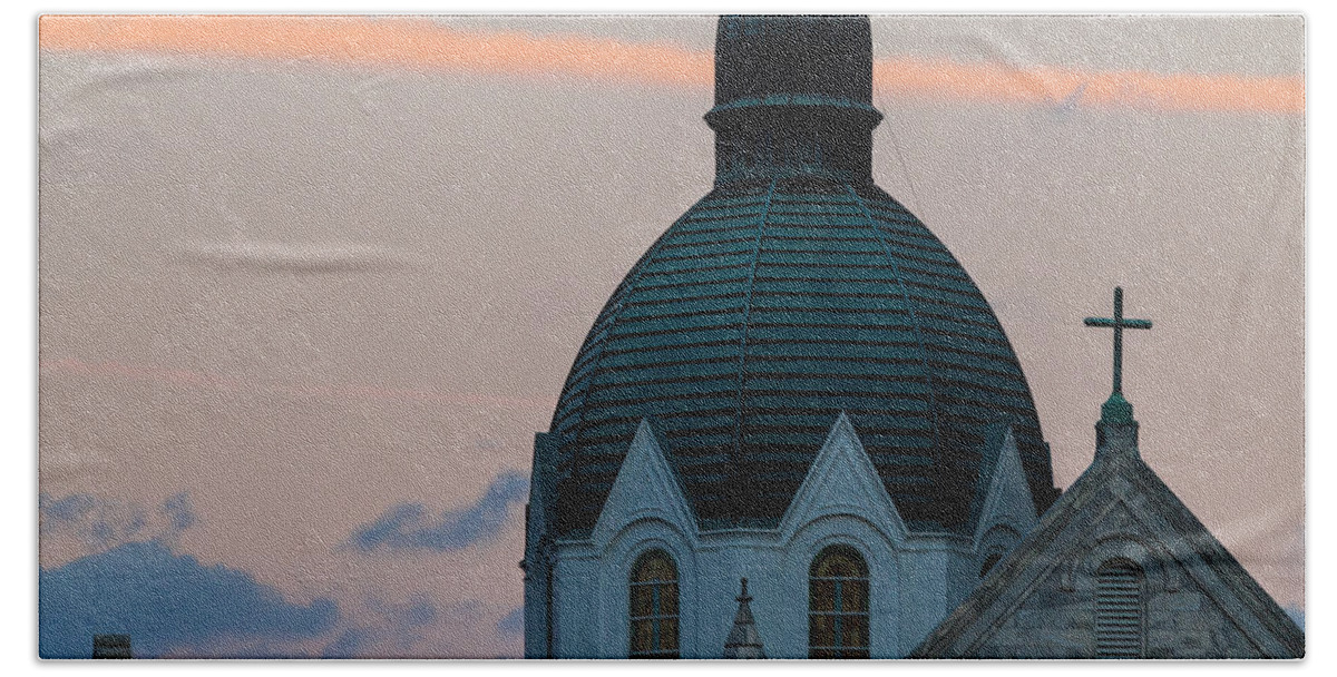 Architectural Features Bath Towel featuring the photograph Sacred Heart at Sundown by Ed Gleichman