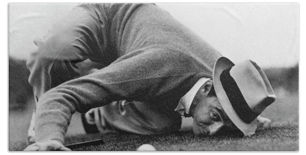1 Person Hand Towel featuring the photograph Sam Snead Gets Down by Underwood Archives