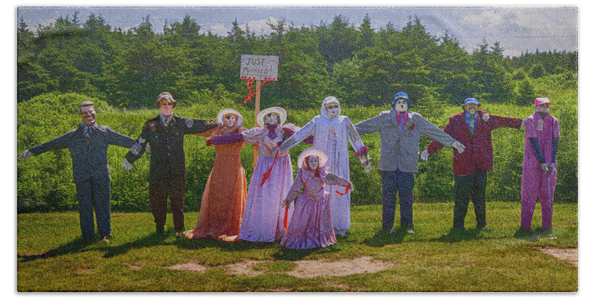Scarecrow Bath Towel featuring the photograph Scarecrow Wedding by Garry Gay