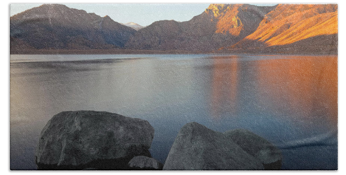 Landscape Bath Towel featuring the photograph Serenity by Jonathan Nguyen