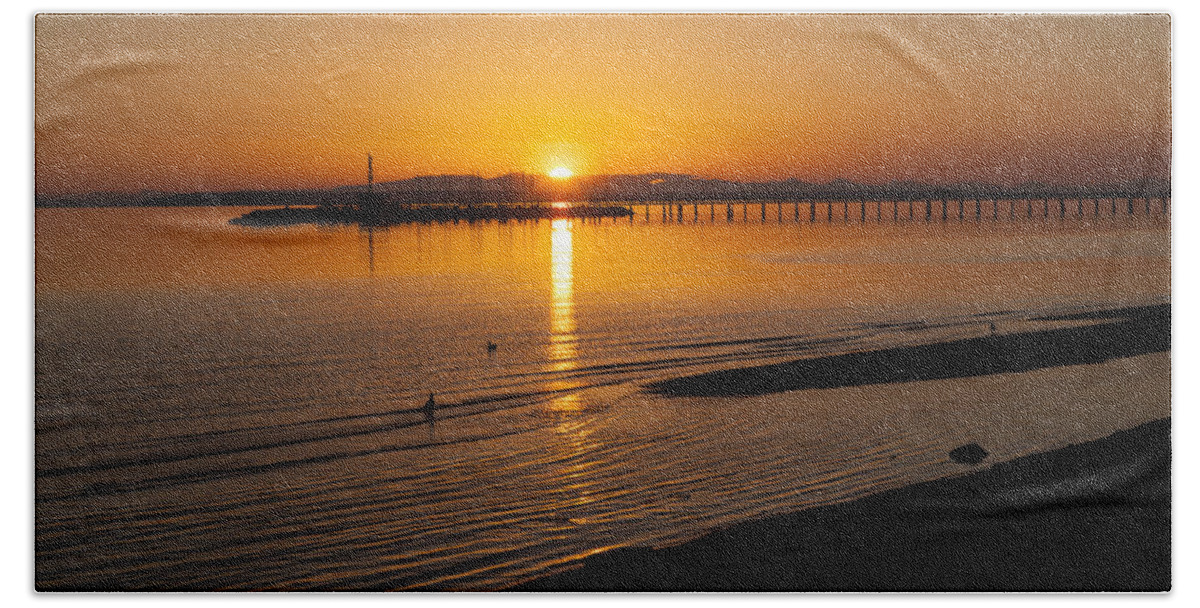 White Rock Bath Towel featuring the photograph Setting on the Boardwalk 2 by Monte Arnold
