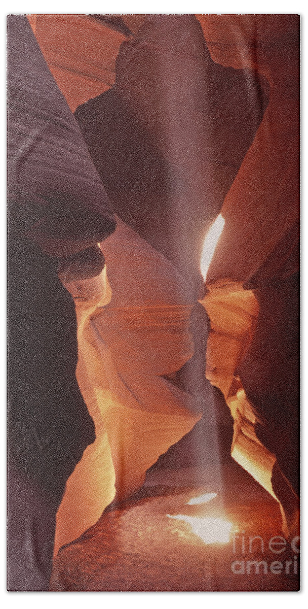 Sunbeam Bath Towel featuring the photograph Shaft of Light Antelope Canyon by Liz Leyden