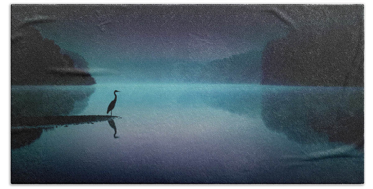 Serenity Bath Towel featuring the photograph Silent Night by Rob Blair