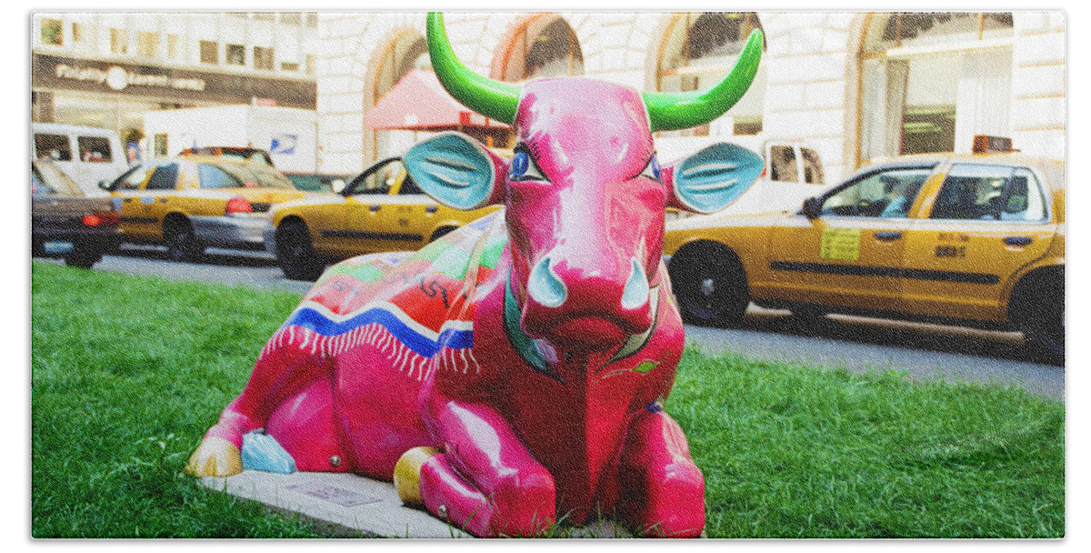 Sleepy Time Cow Bath Towel featuring the photograph Cow Parade N Y C 2000 - Sleepy Time Cow by Allen Beatty