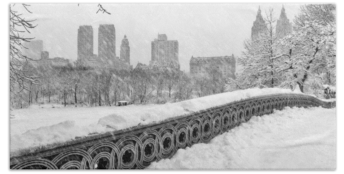 Central Park Bath Towel featuring the photograph Snow In Central Park NYC by Susan Candelario