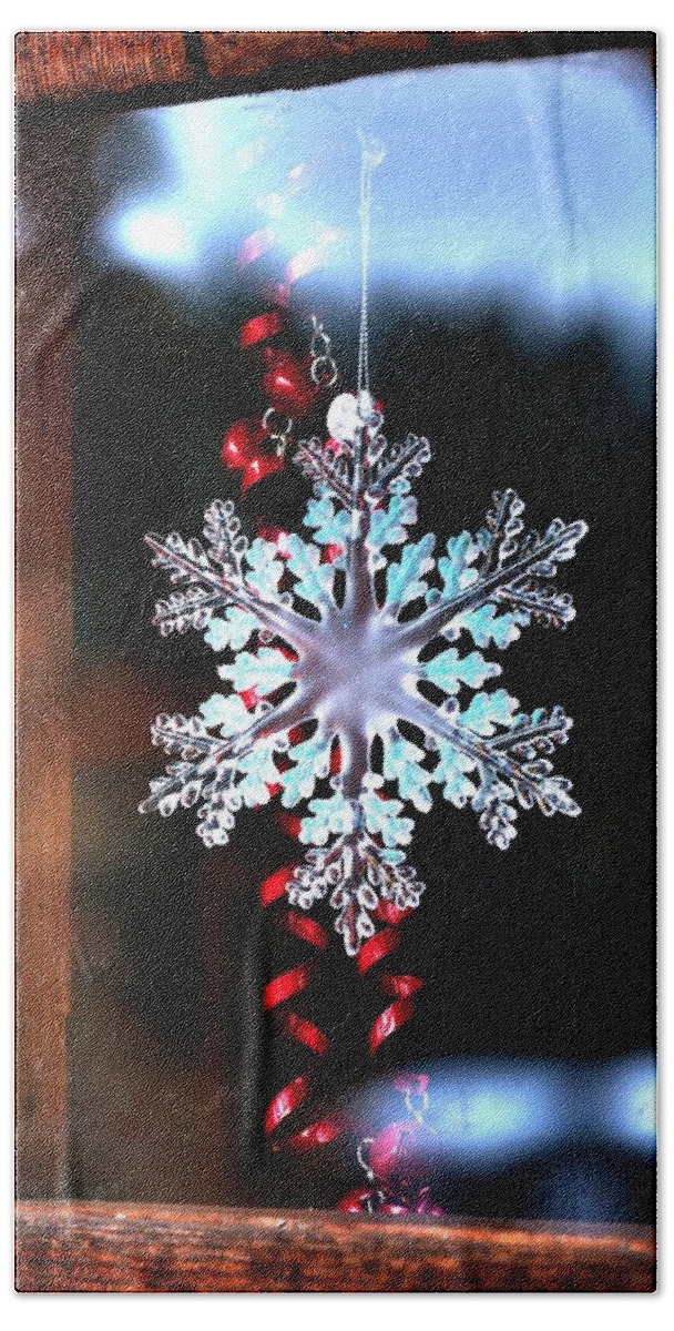 Christmas Bath Towel featuring the photograph Snowflake In Window 20510 by Jerry Sodorff