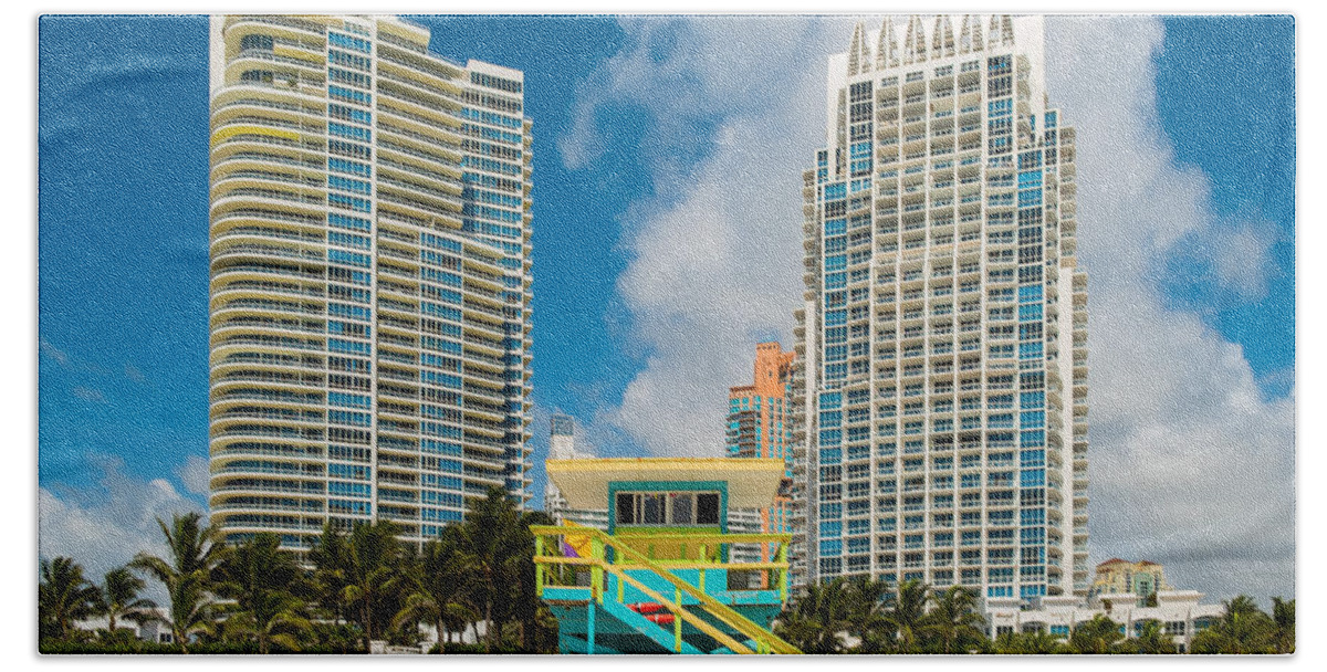 Architecture Bath Towel featuring the photograph South Beach Living by Raul Rodriguez