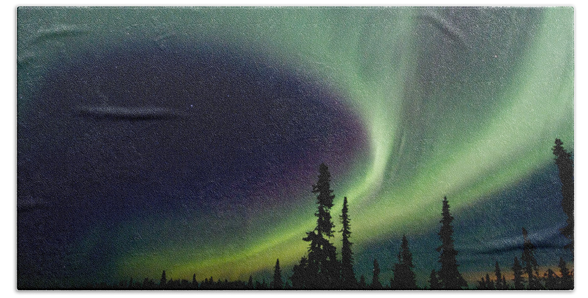 Aurora Borealis Hand Towel featuring the photograph Spirits Flight by Ed Boudreau