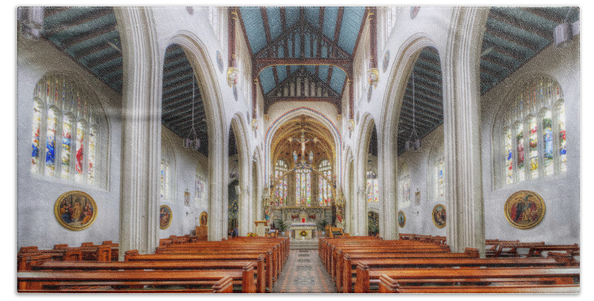 Yhun Suarez Bath Towel featuring the photograph St Mary's Catholic Church - The Nave by Yhun Suarez