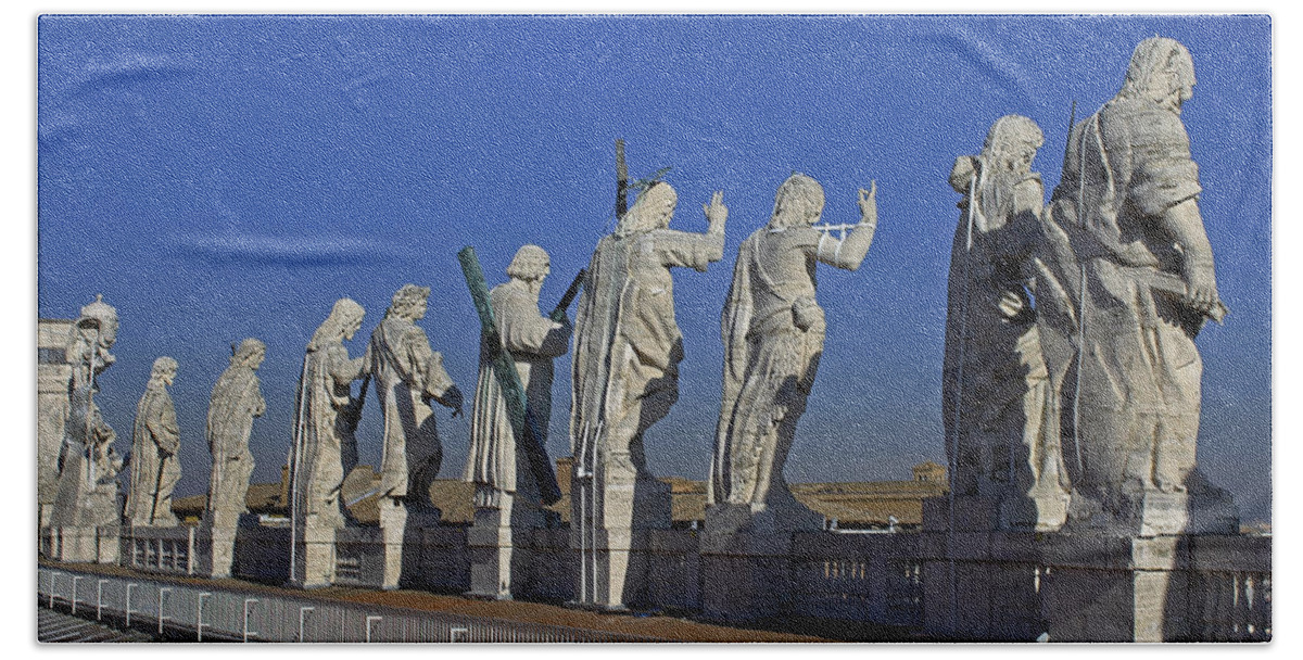 Facade Of St Peters Bath Towel featuring the photograph Statues on Facade of St Peters by Tony Murtagh