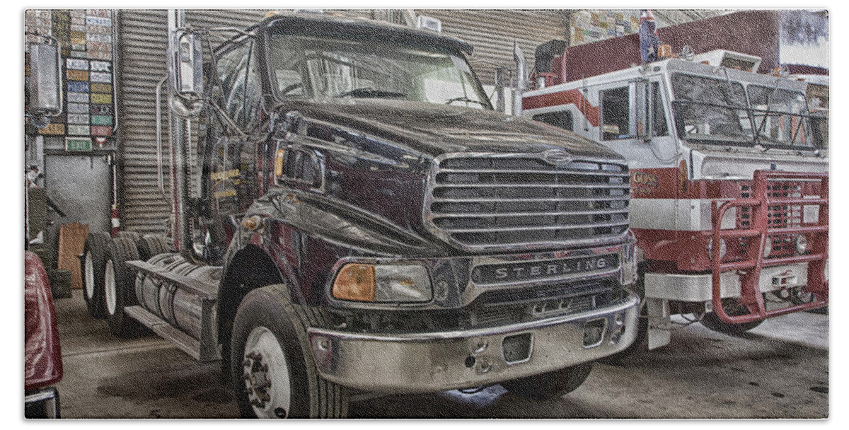Sterling Truck Bath Towel featuring the photograph Sterling Truck by Douglas Barnard