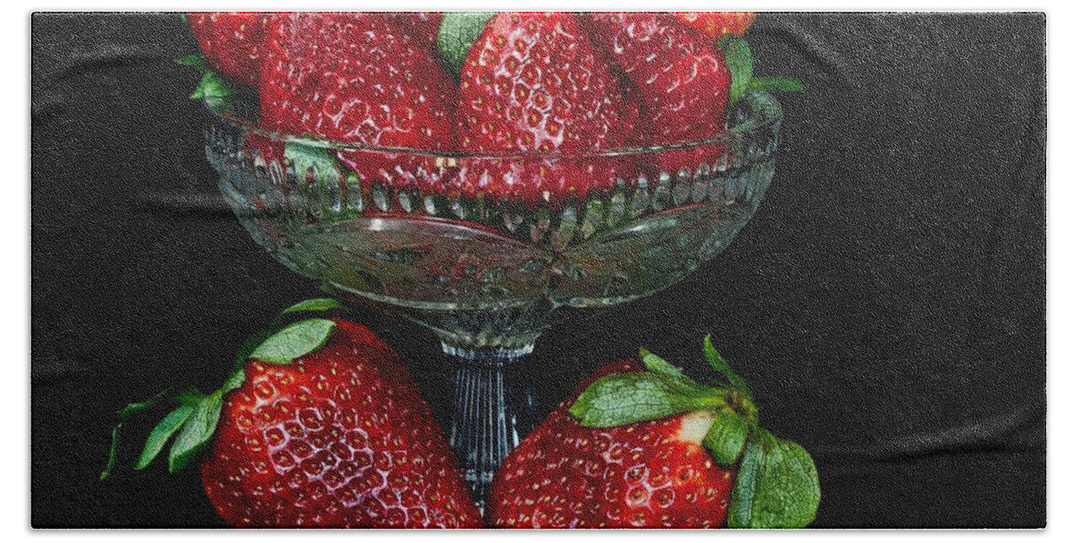 Strawberries Bath Towel featuring the photograph Strawberry Yum by Shirley Mangini