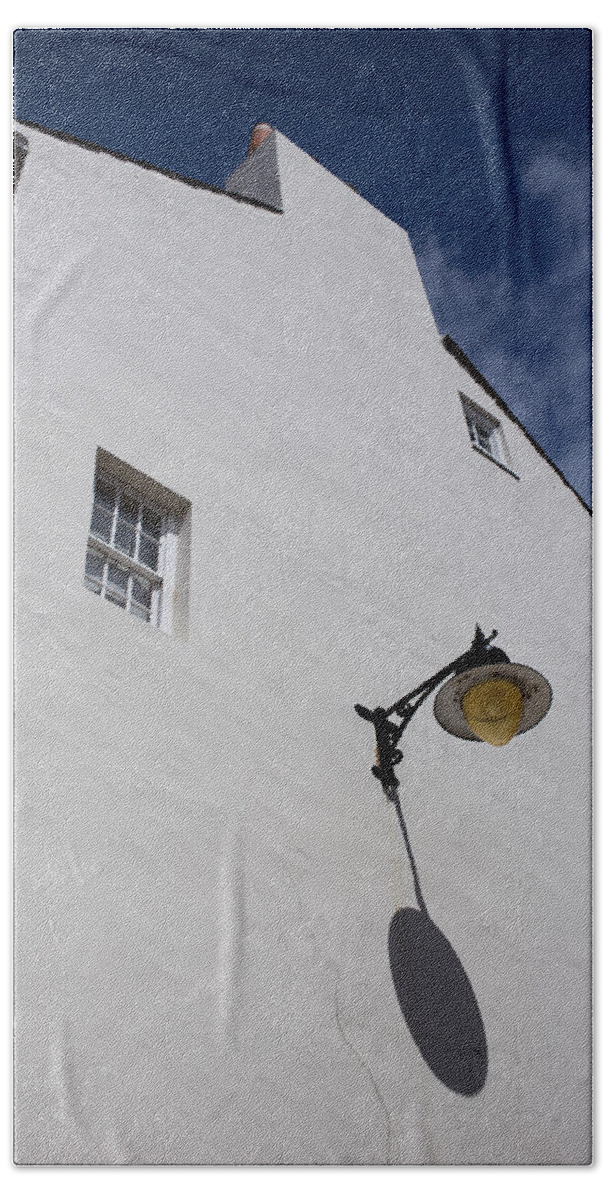 Street Lamp Bath Towel featuring the photograph Street Lamp by Nigel R Bell