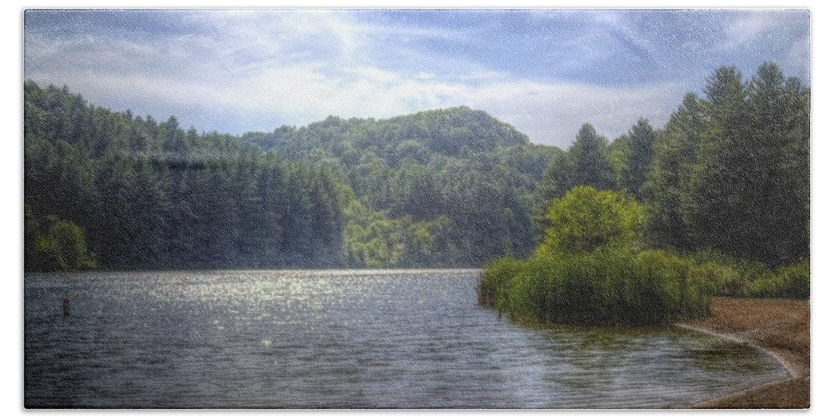 Strouds Bath Towel featuring the photograph Strouds Lake by Jonny D