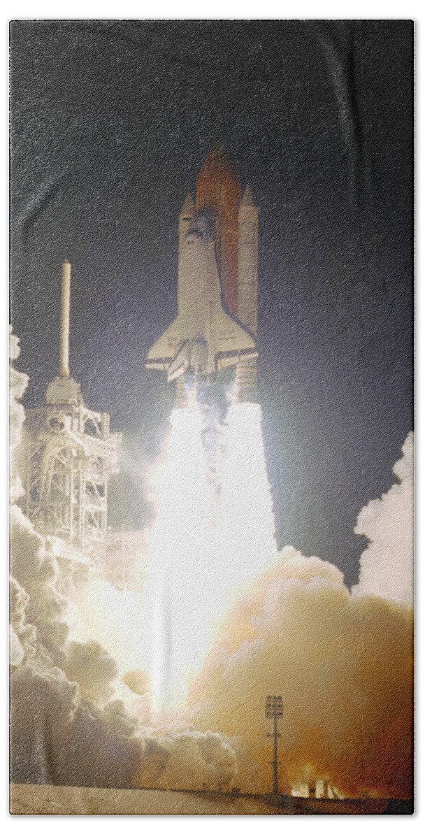 Astronomy Bath Towel featuring the photograph Sts-72, Space Shuttle Endeavor Launch by Science Source