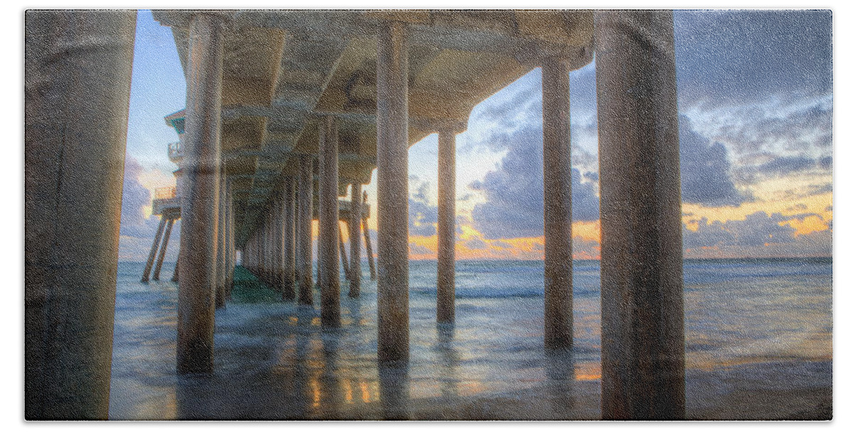 Beach Bath Towel featuring the photograph Subtle Pier Sunset by Andrew Slater