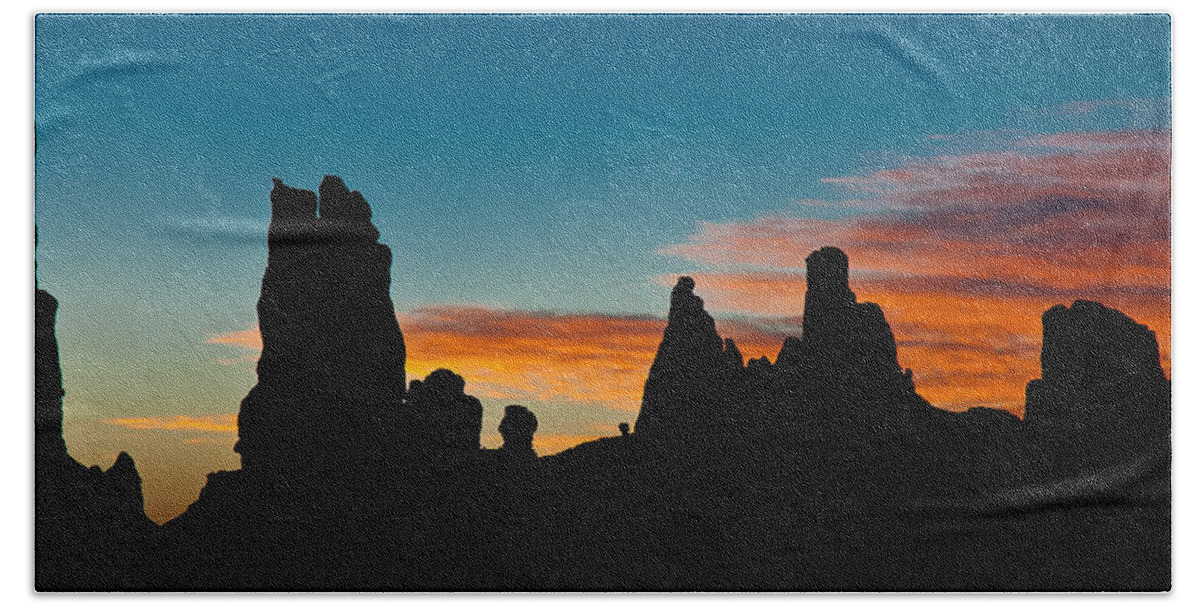 Monument Valley Bath Towel featuring the photograph Sunrise at Totem Pole by George Buxbaum