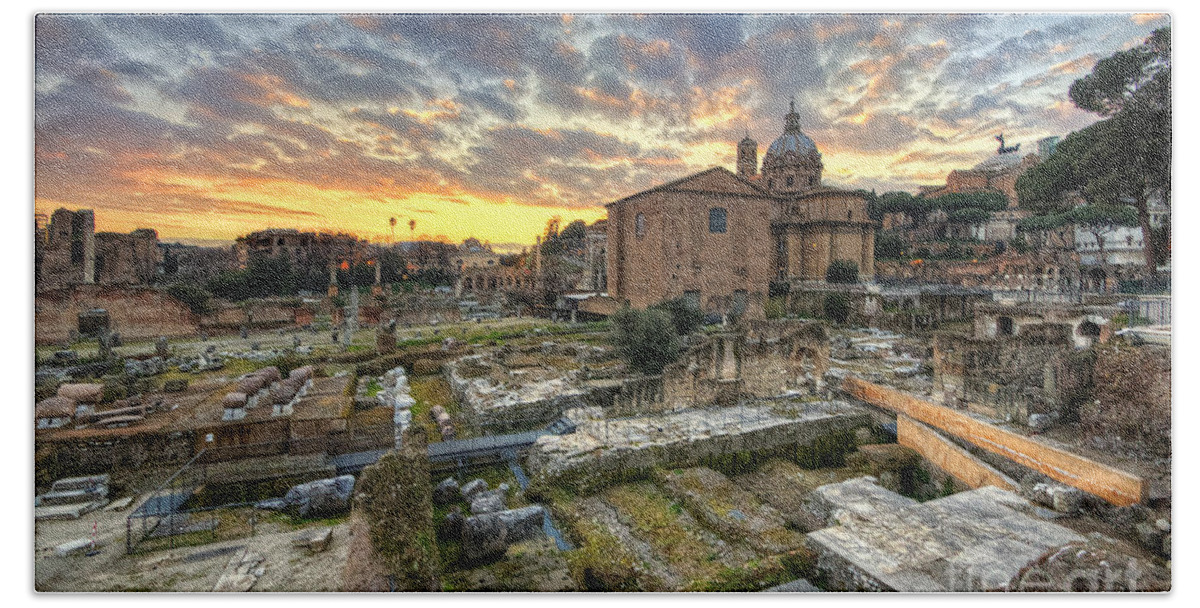 Yhun Suarez Bath Towel featuring the photograph Sunset At The Ruins by Yhun Suarez