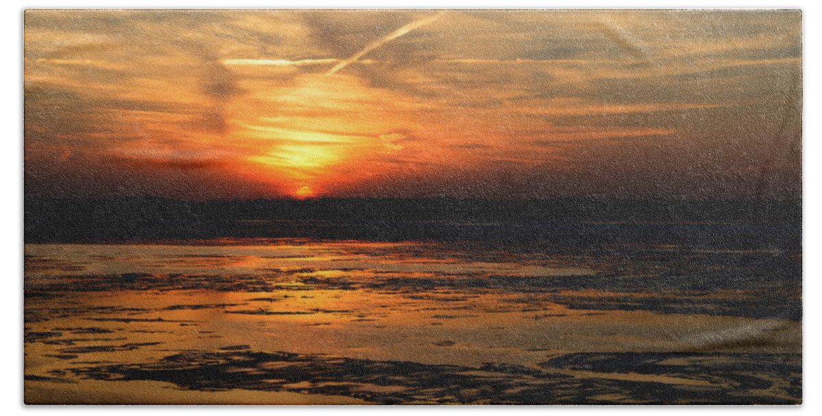 Chesapeake Bay Bath Towel featuring the photograph Sunset over a Frozen Chesapeake Bay by Bill Swartwout