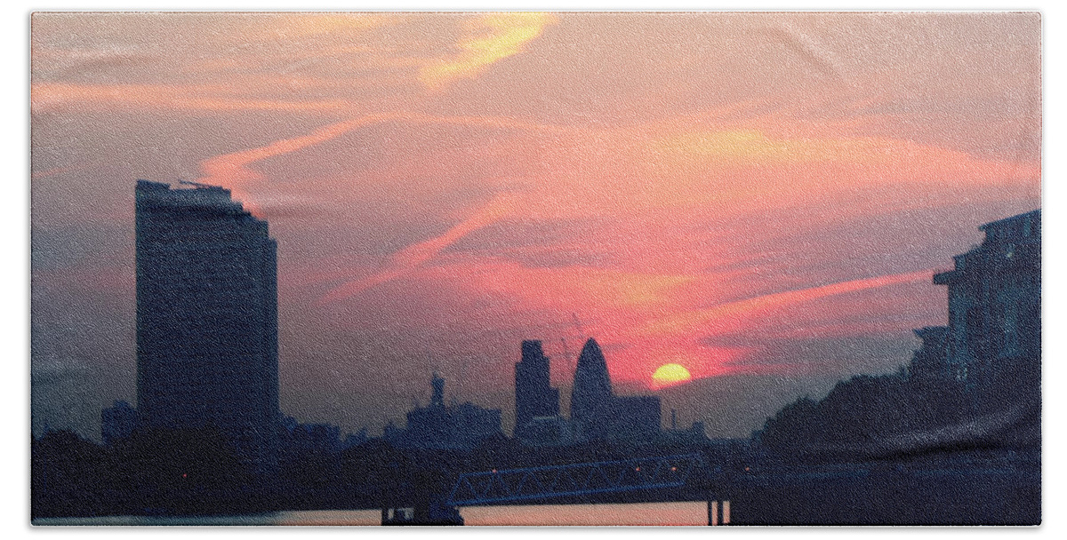 London Bath Sheet featuring the photograph Sunset Over Thames by A Rey