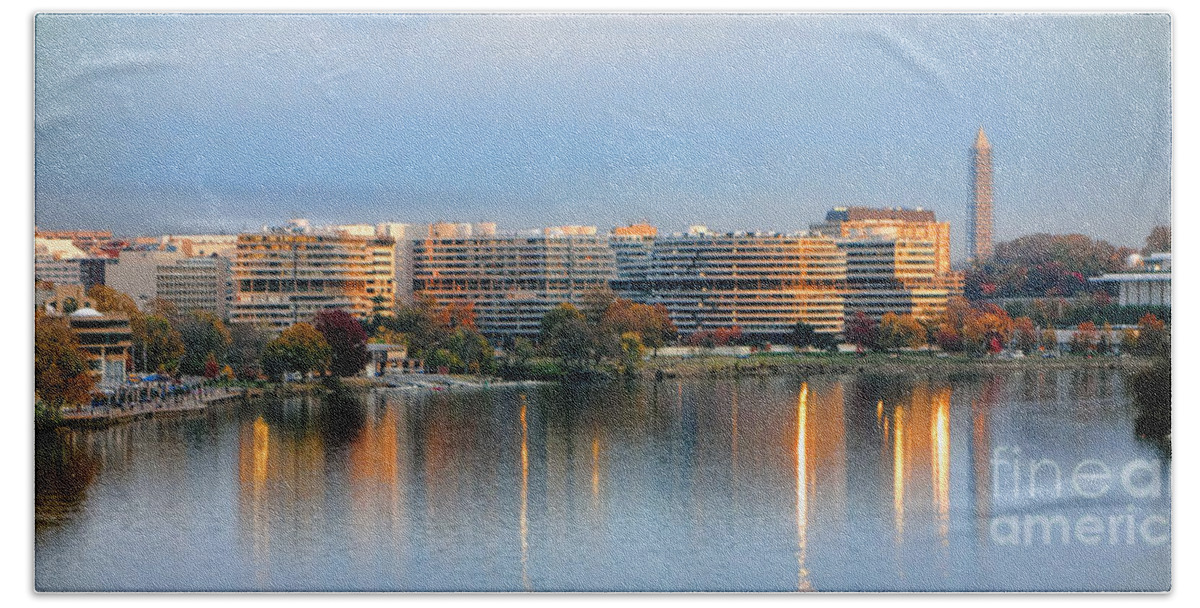 Washington Bath Towel featuring the photograph Sunset over Watergate by Olivier Le Queinec