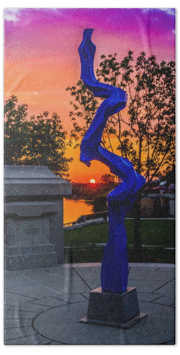 Sunset Hand Towel featuring the photograph Sunset Sculpture by Ron Pate