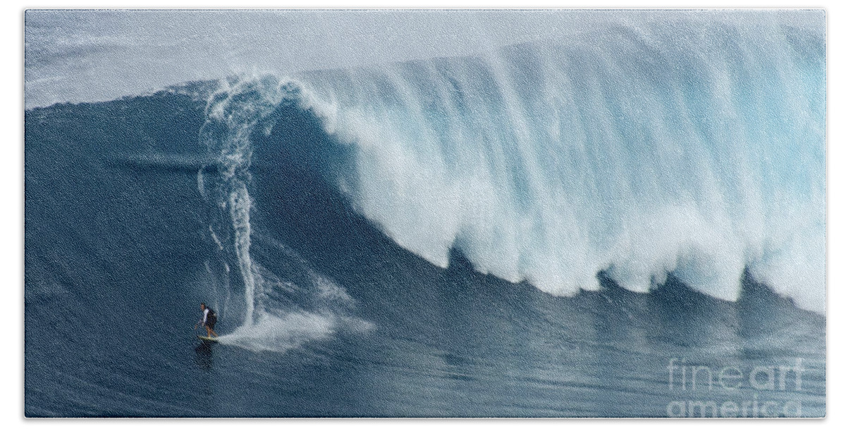Surf Bath Towel featuring the photograph Surfing Jaws 5 by Bob Christopher