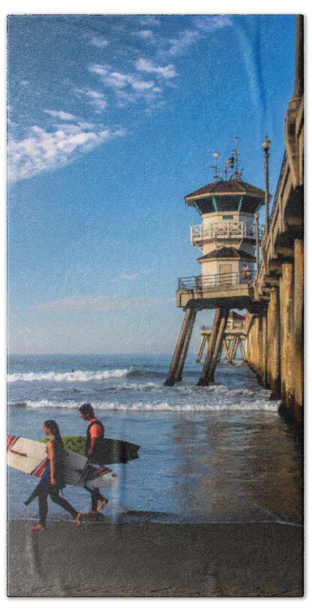 Water Hand Towel featuring the photograph Surf's up by Tammy Espino