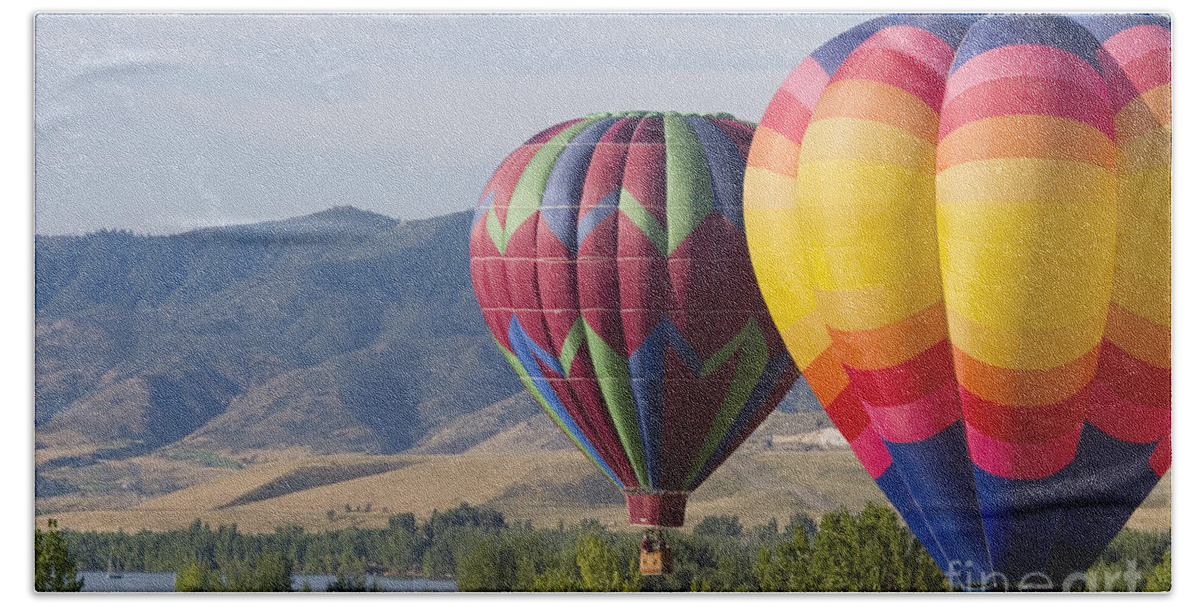 Colorado Bath Towel featuring the photograph Tandem Balloons by Steven Krull