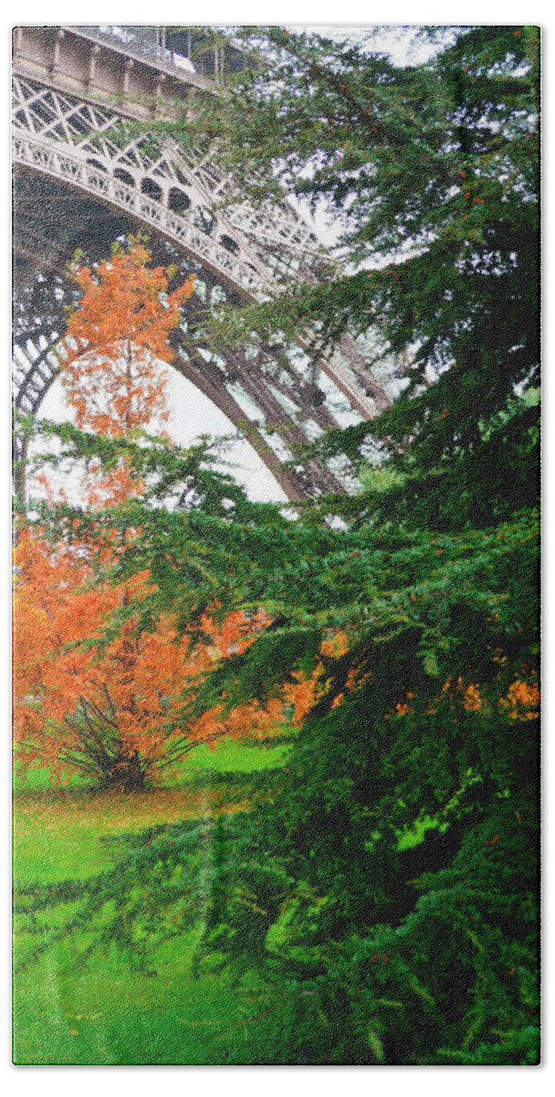 France Bath Towel featuring the photograph The Eiffel in Fall by Kent Nancollas