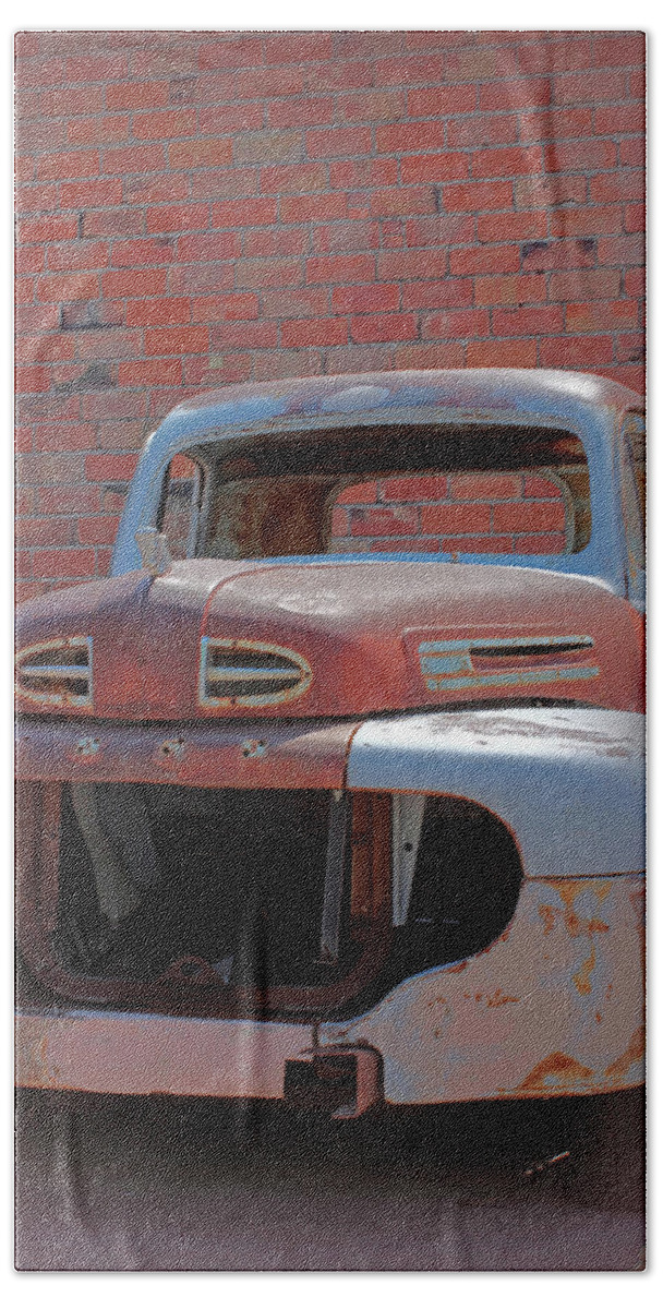 Rust Bath Towel featuring the photograph The Pick Up by Lynn Sprowl