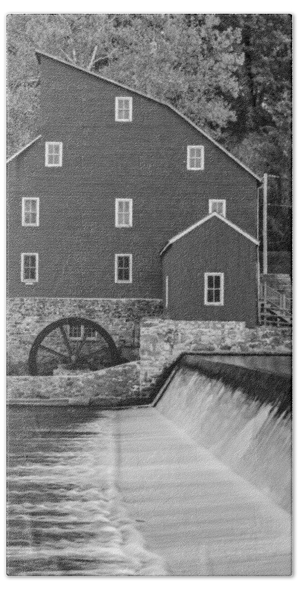 Clinton Bath Towel featuring the photograph The Red Mill At Clinton BW by Susan Candelario