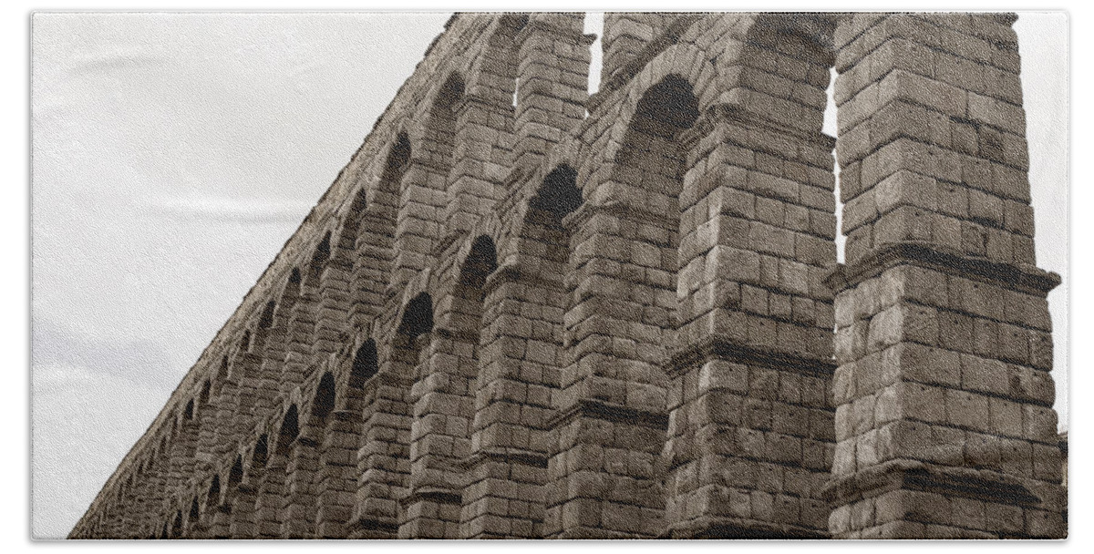 Suckling Pig Bath Towel featuring the photograph The Roman Aqueduct of Segovia by Lorraine Devon Wilke