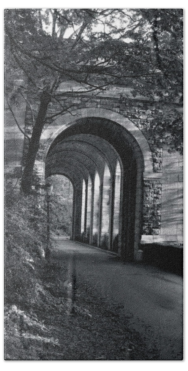 Black And White Hand Towel featuring the photograph The Runner - Arches Fort Tryon Park by Ydania Ogando