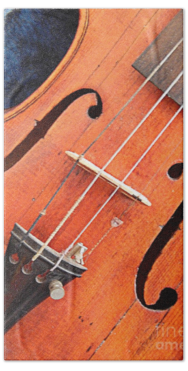 Nola Bath Towel featuring the photograph The Violin And The Memory Of Music In New Orleans Louisiana by Michael Hoard