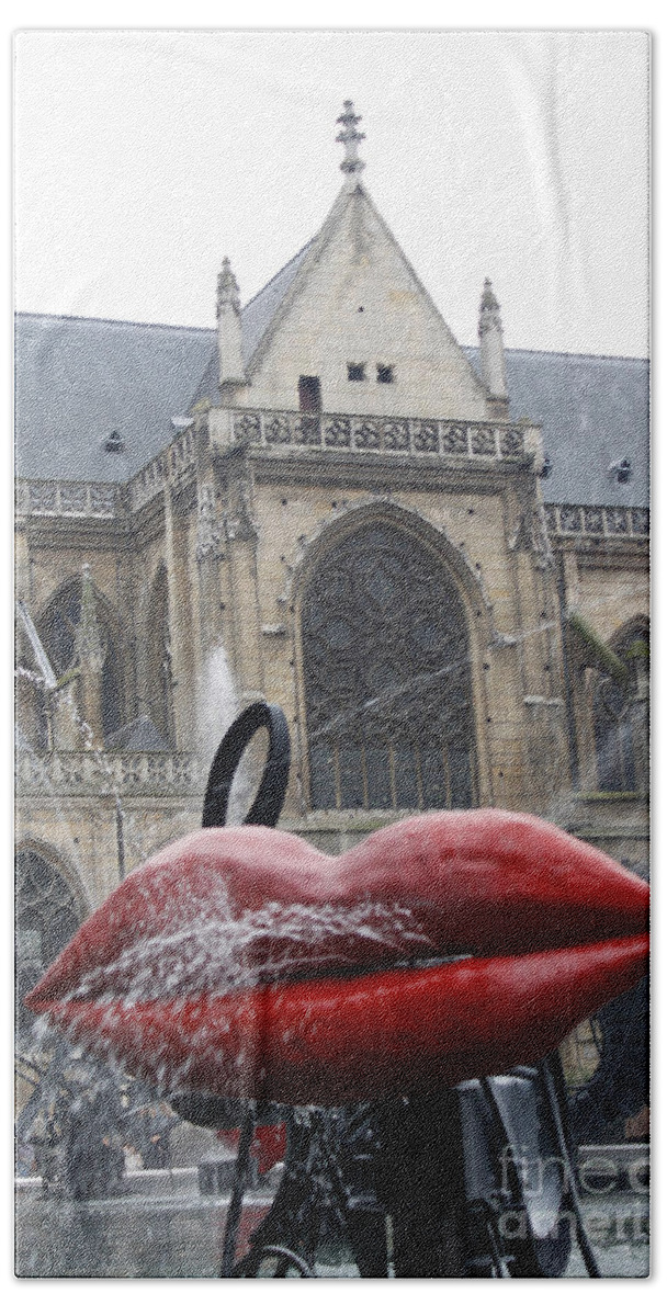 Centre Pompidou Bath Towel featuring the photograph The Wet kiss by Donato Iannuzzi