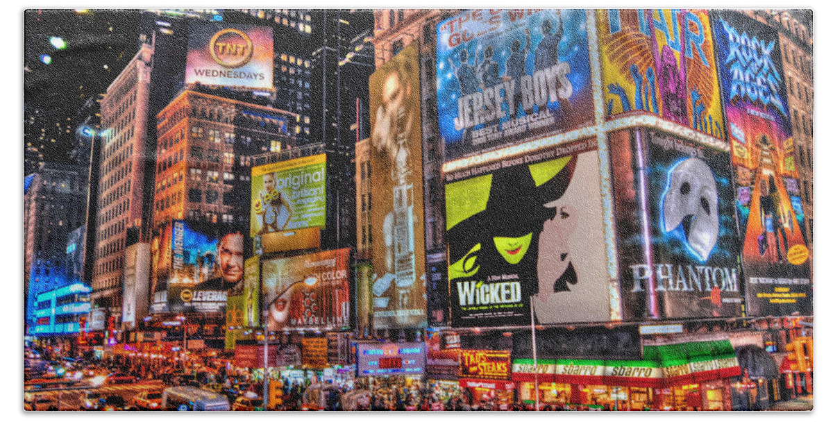 Manhattan Bath Towel featuring the photograph Times Square by Randy Aveille