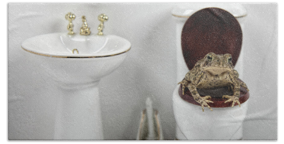 Toad Bath Towel featuring the photograph Toad Stool by John Crothers