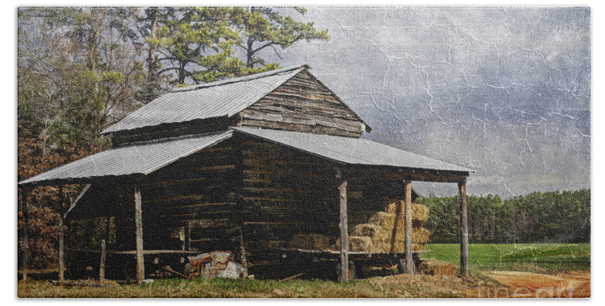 North Carolina Bath Towel featuring the photograph Tobacco Barn in North Carolina by Benanne Stiens