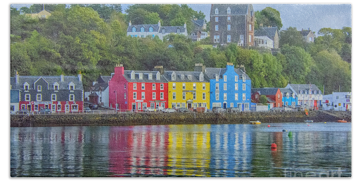 Tobermory Bath Towel featuring the photograph Tobermory Isle of Mull by Chris Thaxter
