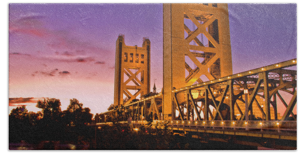 Sunset Bath Towel featuring the photograph Tower Bridge Sunset by Randy Wehner